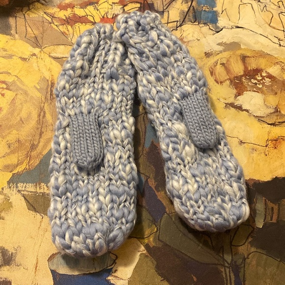 Cable Knit Mittens - Picture 2 of 3